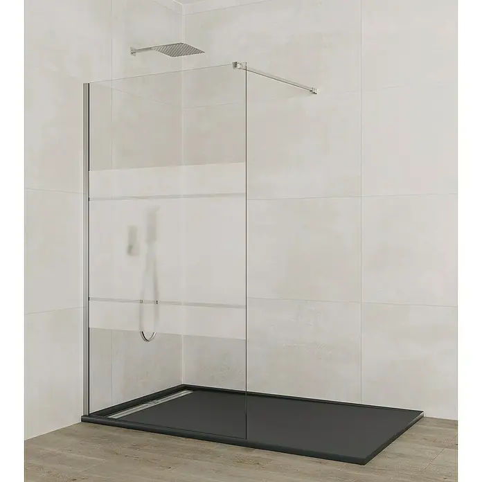 GME Mampara de ducha fija + brazo Screen - An x Al: 98 x 195 cm, Vidrio serigrafiado, Plata brillo - La imagen muestra una mampara de ducha moderna con un plato de ducha negro elegante y paredes de vidrio claro, parcialmente esmerilado con rayas.