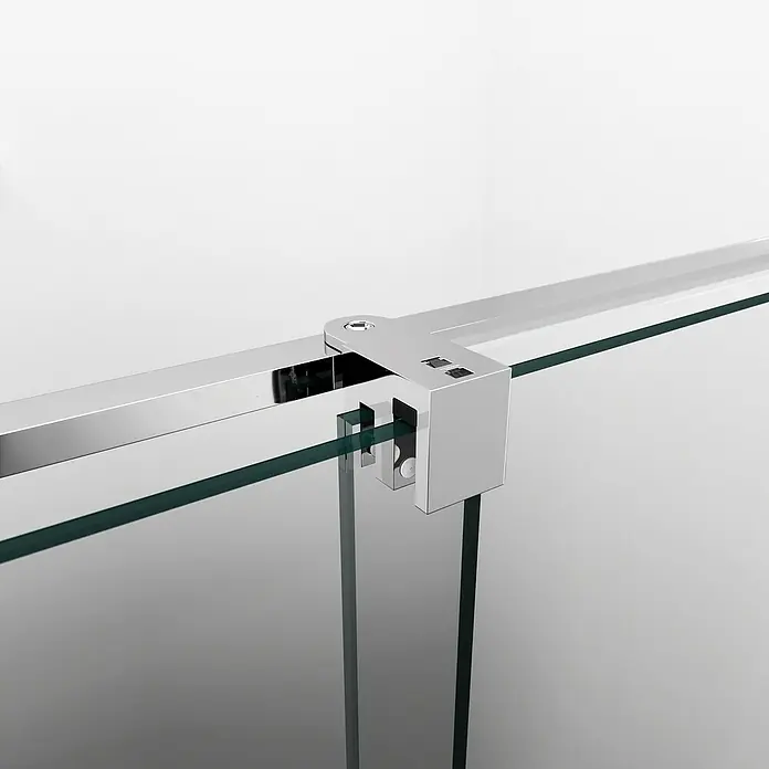 GME Barra de soporte para mampara de ducha paralela para mamparas Vitro/Kenna - Acero inoxidable - Primer plano de una cabina de ducha con elegantes accesorios cromados que sujetan el vidrio de forma segura, asegurando un diseño de baño moderno.