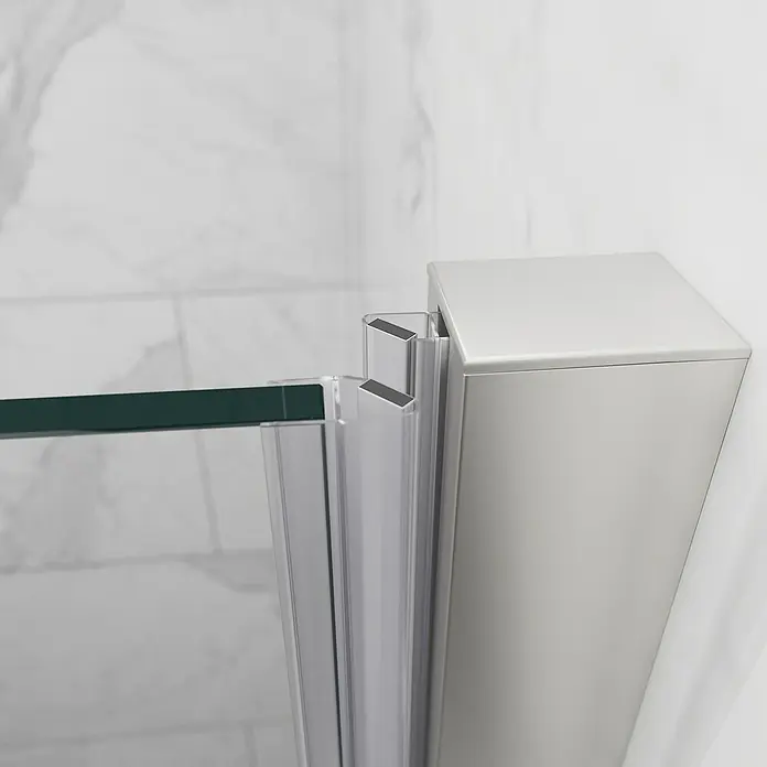 GME Cierre magnético - Altura: 195 cm, Transparente - Primer plano de una mampara de ducha con paneles de vidrio transparente y herrajes plateados. Diseño de baño elegante y moderno.