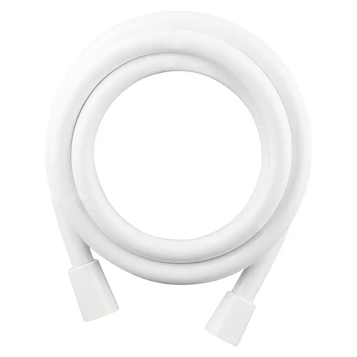 IO Flexo de ducha - Largo: 170 cm, Plástico, Blanco - Primer plano de una manguera de ducha blanca, enrollada y con conectores en ambos extremos, sobre un fondo negro.