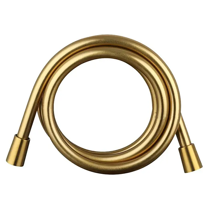 IO Flexo de ducha - Largo: 170 cm, Plástico, Oro - Primer plano de una manguera de ducha flexible dorada enrollada en un bucle sobre un fondo negro.