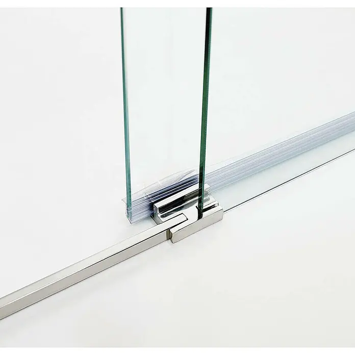 GME Mampara de ducha frontal Futura Spazio - 180 x 200 cm, Espesor de vidrio: 6 mm, Plata brillo, Vidrio transparente - Primer plano de una mampara de ducha de vidrio con herrajes de color plateado, mostrando un diseño elegante y moderno.
