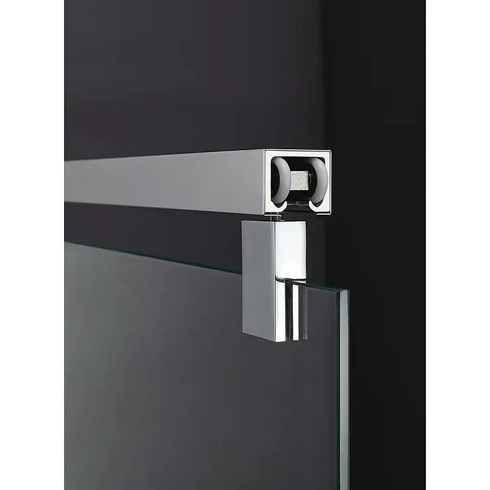 GME Mampara de ducha frontal Futura Spazio - 180 x 200 cm, Espesor de vidrio: 6 mm, Plata brillo, Vidrio transparente - Un primer plano de una elegante puerta corredera de vidrio con accesorios cromados, que muestra un diseño moderno y elegante para baños.