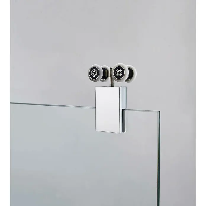 GME Mampara de ducha frontal Futura Spazio - 180 x 200 cm, Espesor de vidrio: 6 mm, Plata brillo, Vidrio transparente - Primer plano de un sistema de rodillos de vidrio para ducha con tres rodillos y soporte cromado, diseñado para baños modernos.
