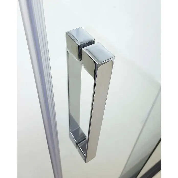 GME Mampara de ducha frontal Futura Spazio - 180 x 200 cm, Espesor de vidrio: 6 mm, Plata brillo, Vidrio transparente - Primer plano de un moderno tirador de puerta de ducha hecho de acero inoxidable brillante, que combina diseño elegante y funcionalidad.