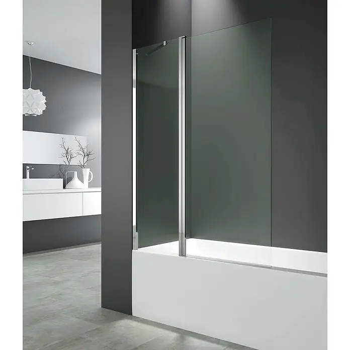 GME Mampara para bañera Open 2 Abatible - An x Al: 120 x 150 cm, Vidrio transparente, Plata brillo - Primer plano de una bañera moderna con una mampara de ducha de vidrio transparente y marco cromado, destacando el diseño elegante del baño.