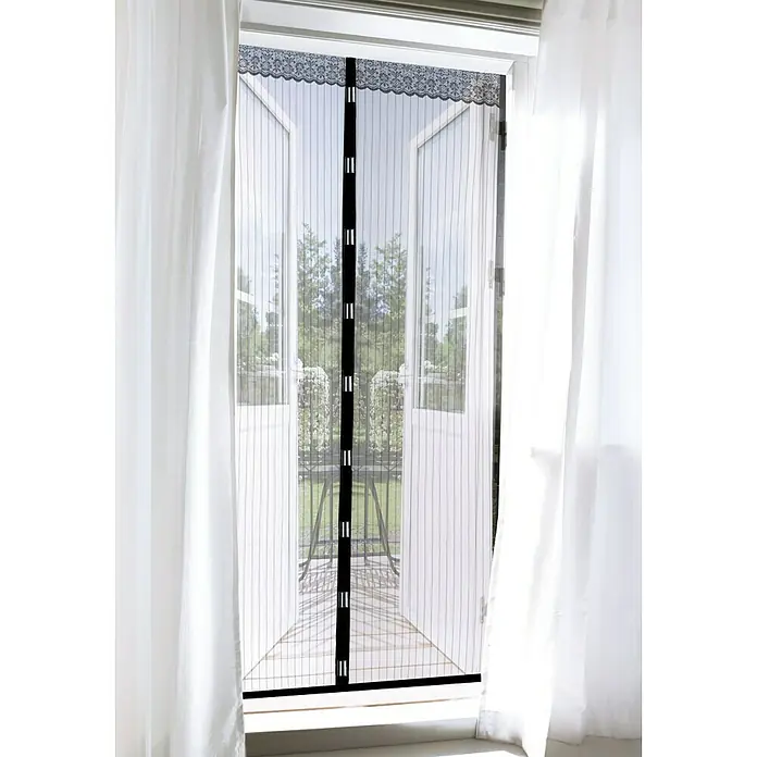 Easy Maxx Insektenschutzvorhang - B x H: 90 x 210 cm, Schwarz, Montage Insektengitter: Kleben - Ein magnetischer Fliegengittervorhang mit Spitzenbesatz ist am offenen Türrahmen angebracht, um Insekten fernzuhalten und frische Luft hereinzulassen.