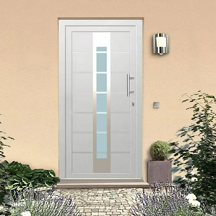Solid Elements Haustür KT-448 - 110 x 210 cm, DIN Anschlag: Rechts, Weiß - Moderne Haustür mit Glaseinsatz und Edelstahlgriff, eingebettet in eine gepflegte Fassade mit Außenbeleuchtung.