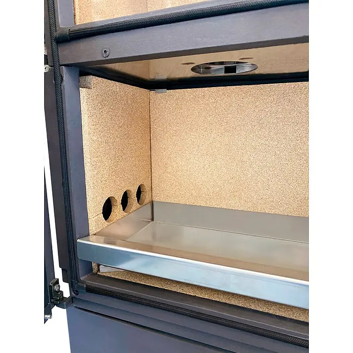 xeoos Kaminofen Patagonia X5 - 5 kW, Raumheizvermögen: 20 m³ - 70 m³, Farbe Verkleidung: Anthrazit - Innenansicht eines Kaminofens mit hellbraunen Wänden, einem Metalleinsatz und schwarzen Akzenten, der Wärme und Gemütlichkeit verspricht.
