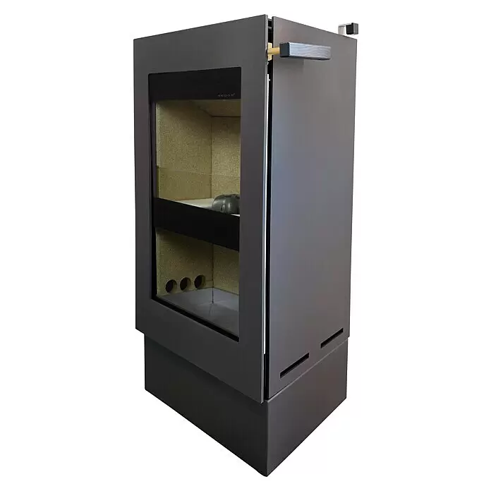 xeoos Kaminofen Patagonia X5 - 5 kW, Raumheizvermögen: 20 m³ - 70 m³, Farbe Verkleidung: Anthrazit - Dunkelgrauer Kaminofen mit leicht geöffneter Glastür, hellem Innenraum und Holzgriff.