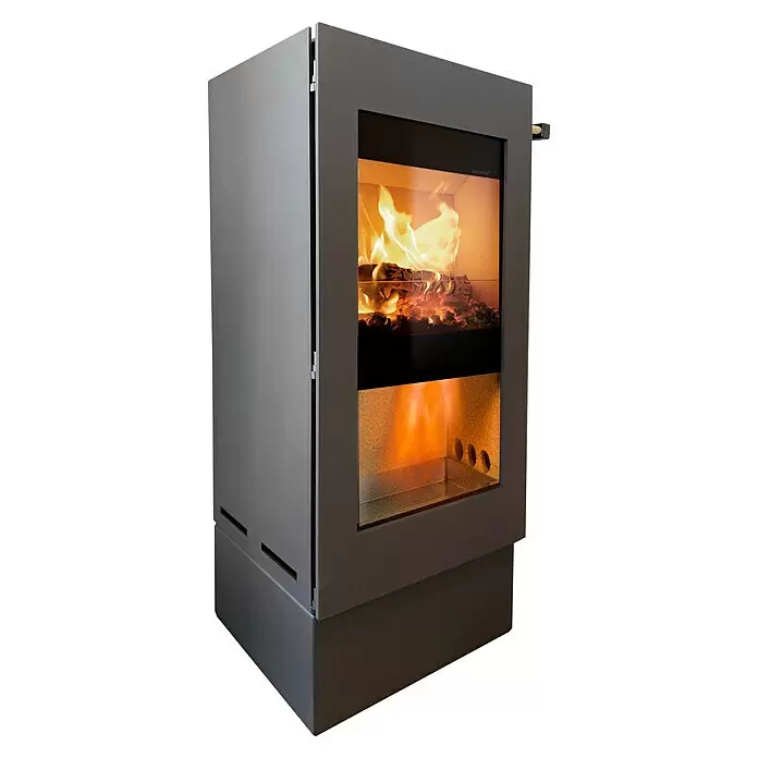 xeoos Kaminofen Patagonia X5 - 5 kW, Raumheizvermögen: 20 m³ - 70 m³, Farbe Verkleidung: Anthrazit - Moderner dunkelgrauer Holzofen mit sichtbaren Flammen hinter einer Glastür, im minimalistischen Design.
