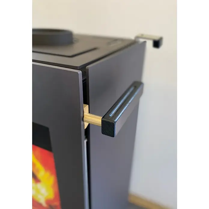 xeoos Kaminofen Patagonia X5 - 5 kW, Raumheizvermögen: 20 m³ - 70 m³, Farbe Verkleidung: Anthrazit - Detailaufnahme eines modernen Holzofens mit stilvollem Griff und edlem Design.