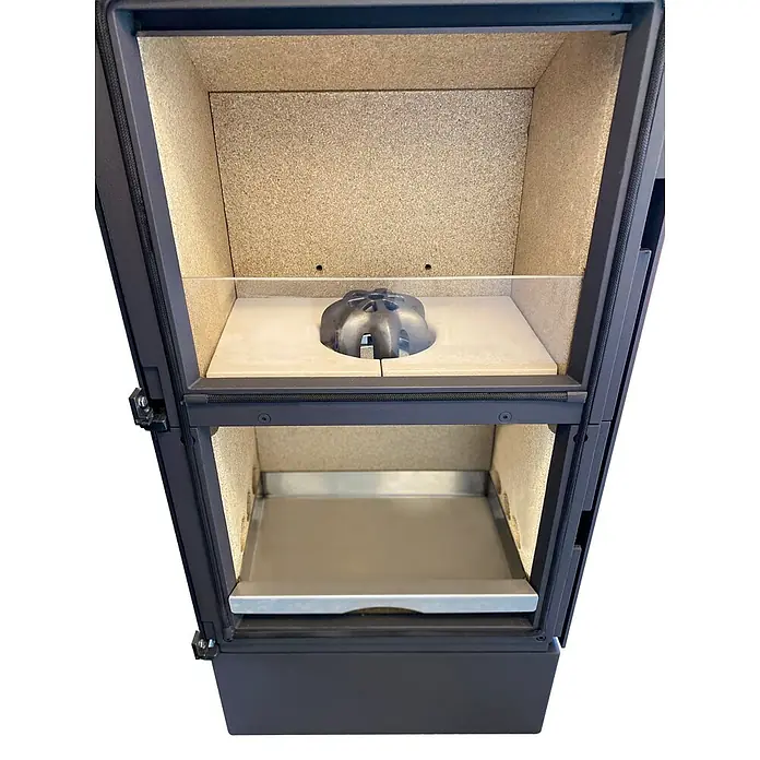xeoos Kaminofen Patagonia X5 - 5 kW, Raumheizvermögen: 20 m³ - 70 m³, Farbe Verkleidung: Anthrazit - Innenansicht eines Kaminofens mit Brennstoffbehälter und Ascheschublade. Hochwertige Verarbeitung und modernes Design für behagliche Wärme.
