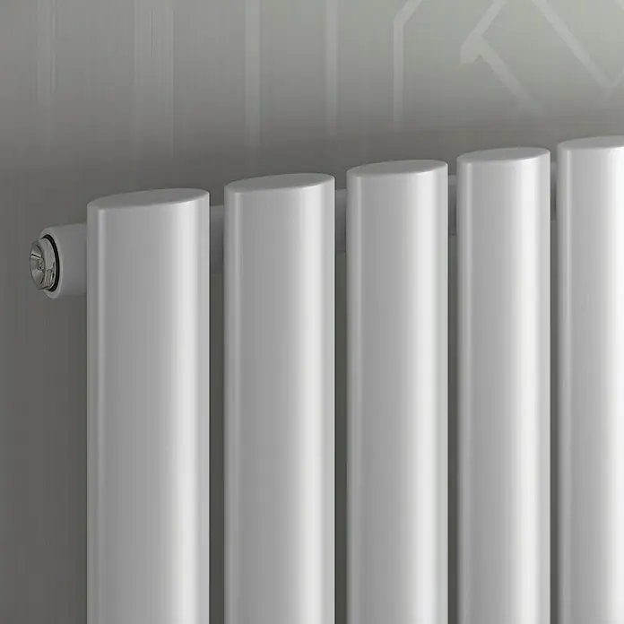 Ximax Raumheizkörper Fortuna - B x H: 236 x 1.800 mm, Wärmeleistung bei Vorlauftemperatur von 75 °C (D: 50): 494 W, Weiß - Nahaufnahme eines weißen Heizkörpers mit mehreren vertikalen Heizkörperrippen.