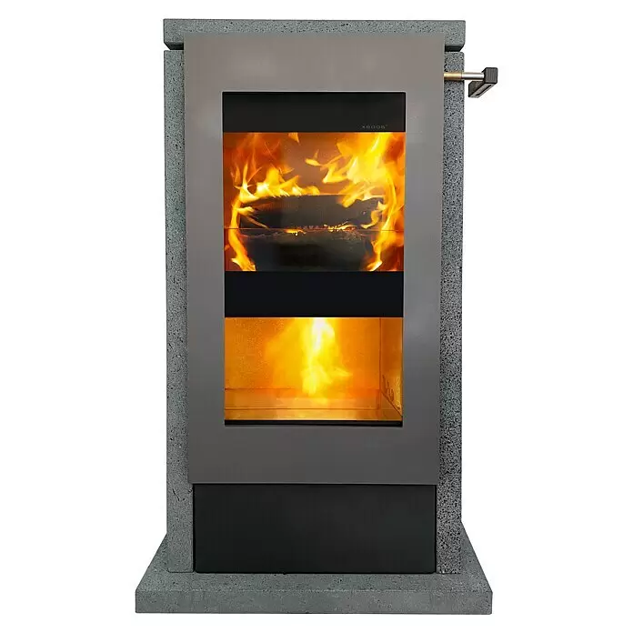 xeoos Kaminofen Patagonia X8 - 8 kW, Raumheizvermögen: 40 m³ - 100 m³, Lava - Moderner freistehender Kaminofen mit grauem Steingestell und dunklem Metall, der brennende Holzscheite und Feuer in zwei Sichtfenstern zeigt.