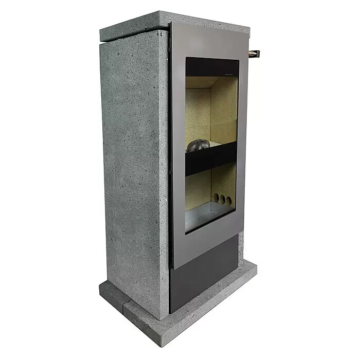 xeoos Kaminofen Patagonia X5 - 5 kW, Raumheizvermögen: 20 m³ - 70 m³, Farbe Verkleidung: Lava - Freistehender grauer Beton-Kaminofen mit Metallrahmen und Glastür.