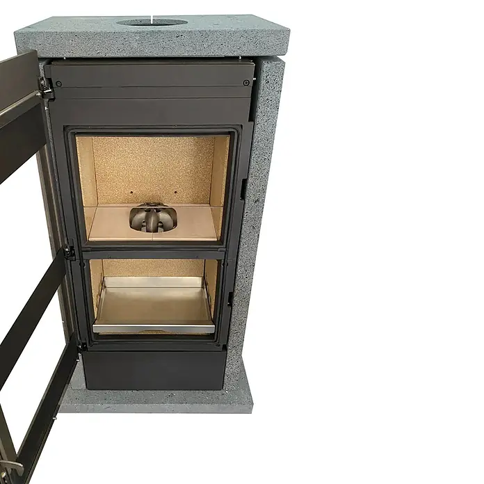 xeoos Kaminofen Patagonia X5 - 5 kW, Raumheizvermögen: 20 m³ - 70 m³, Farbe Verkleidung: Lava - Aufnahme des Pelletofen CERA Ronda mit offenstehender Tür, der einen Einblick in den Innenraum mit Brennertopf gewährt.