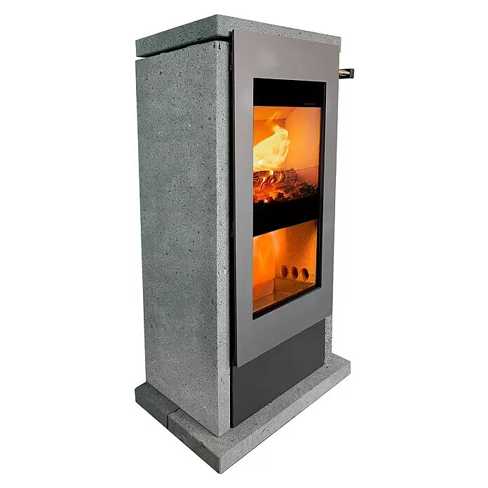 xeoos Kaminofen Patagonia X5 - 5 kW, Raumheizvermögen: 20 m³ - 70 m³, Farbe Verkleidung: Lava - Moderner Kaminofen mit grauer Steinverkleidung und dunklem Metallrahmen, der Flammen hinter Glas zeigt.