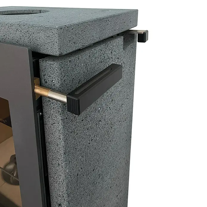 xeoos Kaminofen Patagonia X5 - 5 kW, Raumheizvermögen: 20 m³ - 70 m³, Farbe Verkleidung: Lava - Nahaufnahme eines grauen Kaminofens mit Türgriff. Er besticht durch sein modernes Design und die hochwertige Verarbeitung.