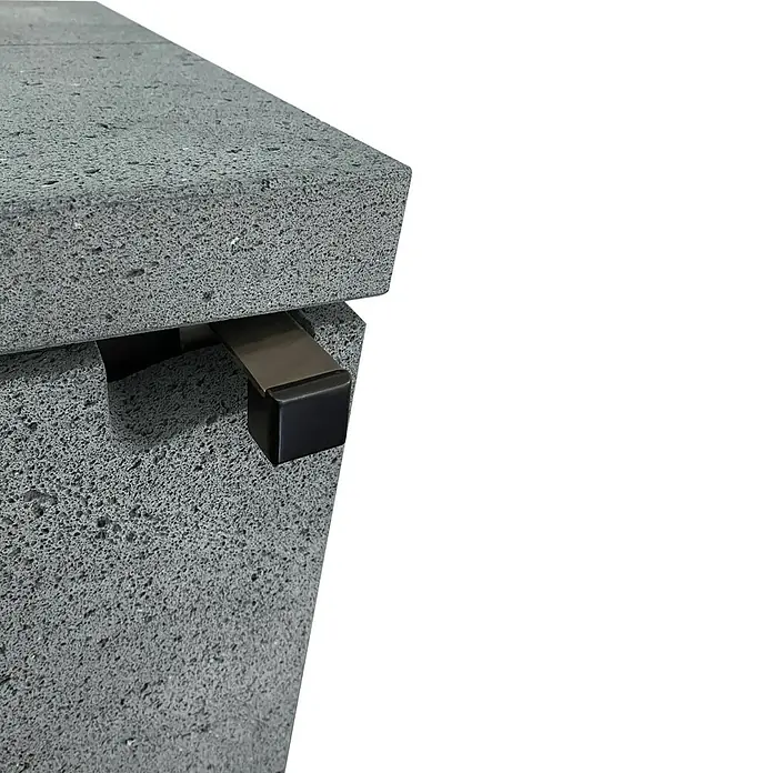 xeoos Kaminofen Patagonia X5 - 5 kW, Raumheizvermögen: 20 m³ - 70 m³, Farbe Verkleidung: Lava - Nahaufnahme eines modernen Steintisches mit schlichten, minimalistischen Metallbeinen und robustem, grauem Steindesign.