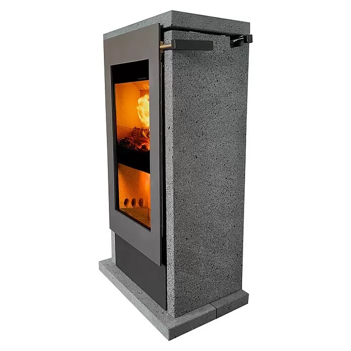 xeoos Kaminofen Patagonia X5 - 5 kW, Raumheizvermögen: 20 m³ - 70 m³, Farbe Verkleidung: Lava - Moderner Kaminofen mit grauem Beton-Finish und einer dunkel gerahmten Glastür, die ein warmes Feuer zeigt.