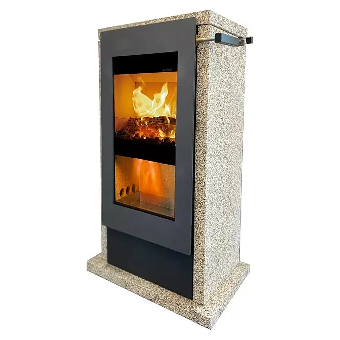 xeoos Kaminofen Patagonia X5 - 5 kW, Raumheizvermögen: 20 m³ - 70 m³, Farbe Verkleidung: Ming Yellow - Moderner Holzofen mit heller gesprenkelter Steinfassade, dunklem Metallrahmen und brennendem Feuer.