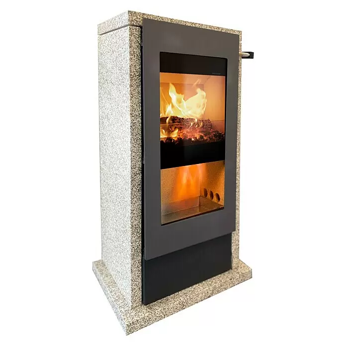 xeoos Kaminofen Patagonia X5 - 5 kW, Raumheizvermögen: 20 m³ - 70 m³, Farbe Verkleidung: Ming Yellow - Freistehender Holzofen mit heller, gesprenkelter Steinfassade und schwarzer Metalltür, brennende Flammen sichtbar.