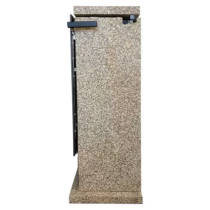 xeoos Kaminofen Patagonia X5 - 5 kW, Raumheizvermögen: 20 m³ - 70 m³, Farbe Verkleidung: Ming Yellow - Hoher Outdoor-Schrank aus gesprenkeltem Granit mit schwarzem Griff und Riegel.