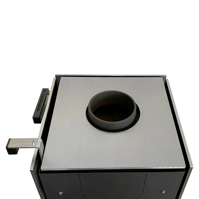 xeoos Kaminofen Patagonia X5 - 5 kW, Raumheizvermögen: 20 m³ - 70 m³, Farbe Verkleidung: Inox Edelstahl - Nahaufnahme eines modernen Holzofens mit runder Öffnung auf einer silbernen Platte. Stilvolles Design für Wärme und Ambiente.