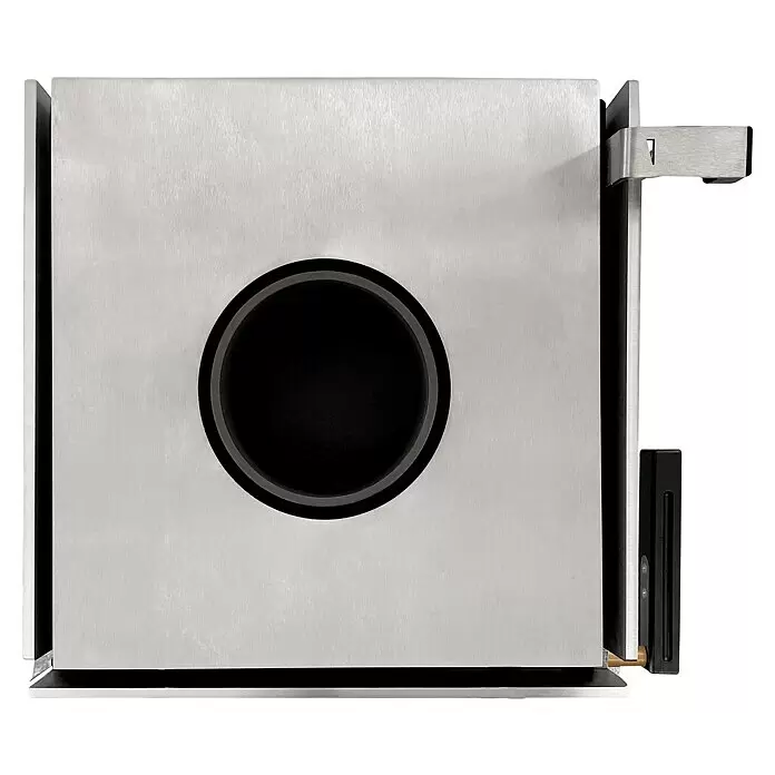 xeoos Kaminofen Patagonia X5 - 5 kW, Raumheizvermögen: 20 m³ - 70 m³, Farbe Verkleidung: Inox Edelstahl - Gebürstete silberne Geräteblende mit großer schwarzer Kreisöffnung, schwarzem vertikalen Bedienfeld und Metallhalterung.