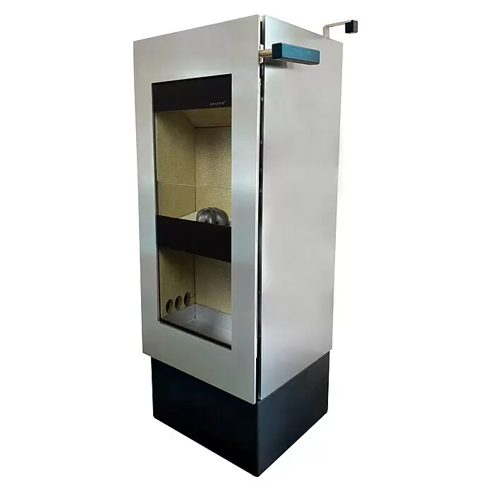 xeoos Kaminofen Patagonia X5 - 5 kW, Raumheizvermögen: 20 m³ - 70 m³, Farbe Verkleidung: Inox Edelstahl - Edelstahlgerät mit Frontfenster, schwarzem Sockel und Griff, das ein beiges Interieur mit schwarzem Einsatz und runden Lüftungsöffnungen zeigt.