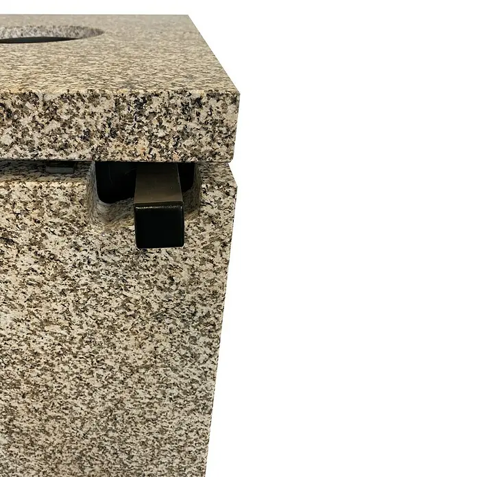 xeoos Kaminofen Patagonia X5 - 5 kW, Raumheizvermögen: 20 m³ - 70 m³, Farbe Verkleidung: Ming Yellow - Nahaufnahme eines stilvollen Abfallbehälters aus Granit mit einer runden Öffnung und einem robusten Griff aus dunklem Metall.