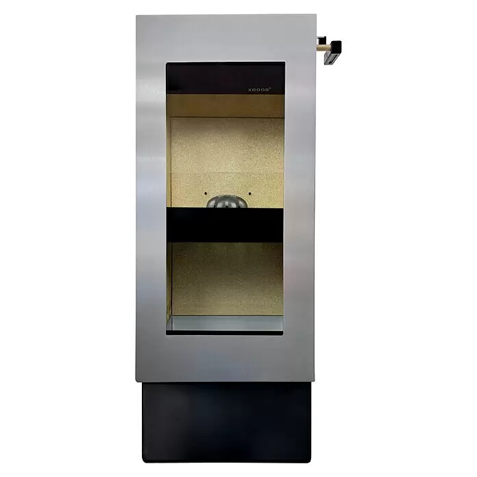 xeoos Kaminofen Patagonia X5 - 5 kW, Raumheizvermögen: 20 m³ - 70 m³, Farbe Verkleidung: Inox Edelstahl - Moderner XEOOS Kamineinsatz mit gebürstetem Metallrahmen, schwarzem Sockel, Glasfront, hellem Innenraum und Holzgriff.