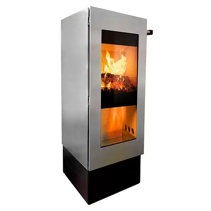 xeoos Kaminofen Patagonia X5 - 5 kW, Raumheizvermögen: 20 m³ - 70 m³, Farbe Verkleidung: Inox Edelstahl - Moderner Holzofen aus gebürstetem Metall mit Glastür, die helle Flammen und glühende Kohlen zeigt, auf schwarzem Sockel.