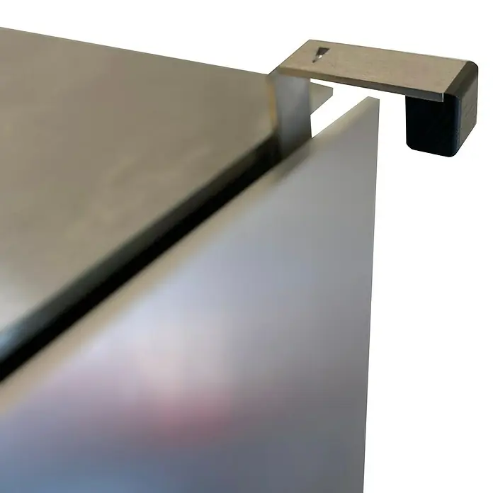 xeoos Kaminofen Patagonia X5 - 5 kW, Raumheizvermögen: 20 m³ - 70 m³, Farbe Verkleidung: Inox Edelstahl - Detailaufnahme eines silberfarbenen Regalträgers, der an einer glatten Oberfläche befestigt ist und Stabilität und Halt bietet.