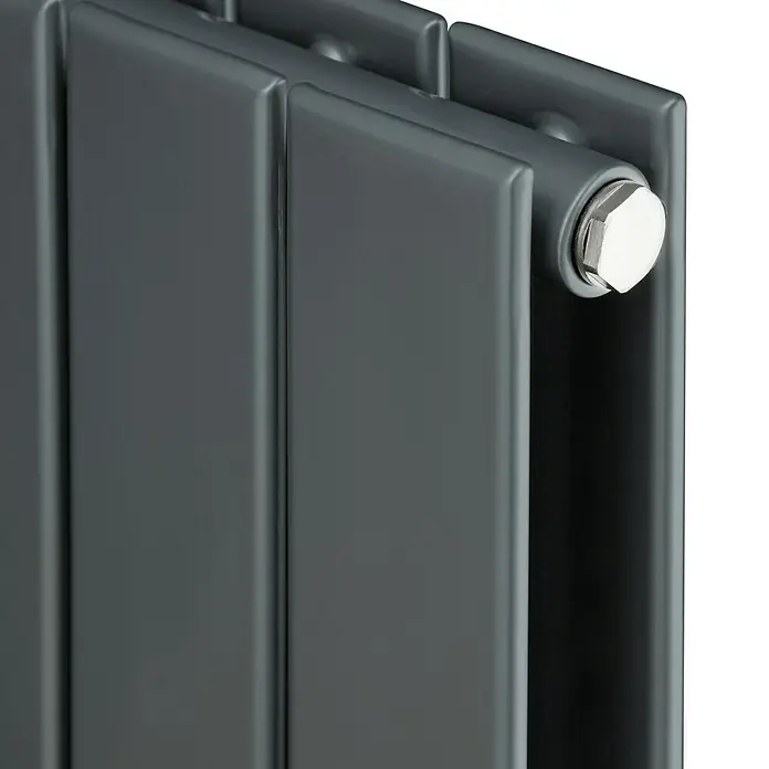 Ximax Raumheizkörper P1 Duplex - B x H: 595 x 1.800 mm, Wärmeleistung bei Vorlauftemperatur von 75 °C (D: 50): 1.576 W, Anthrazit - Nahaufnahme eines modernen Heizkörpers mit grauem Finish und silberner Schraube, der ein elegantes und effizientes Design zeigt.