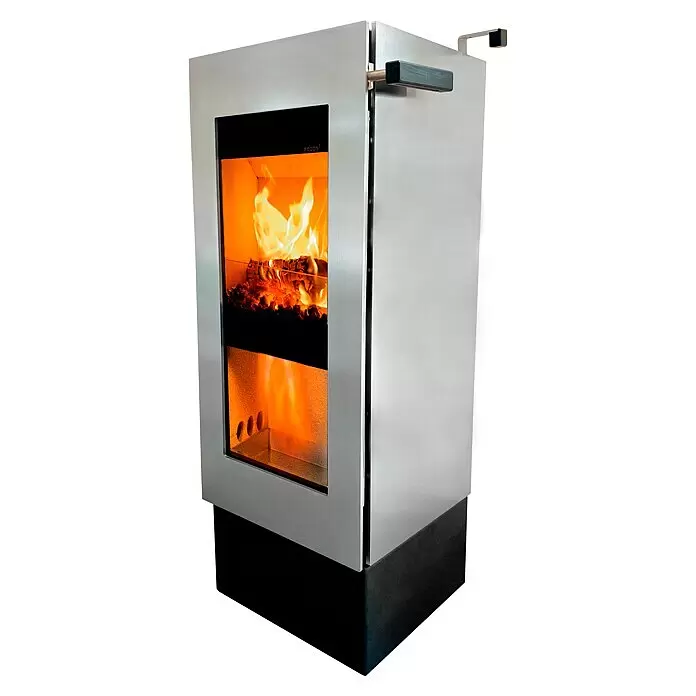 xeoos Kaminofen Patagonia X5 - 5 kW, Raumheizvermögen: 20 m³ - 70 m³, Farbe Verkleidung: Inox Edelstahl - Moderner Kaminofen aus gebürstetem Edelstahl mit großer Glastür, die helle Flammen und einen schwarzen Sockel zeigt.