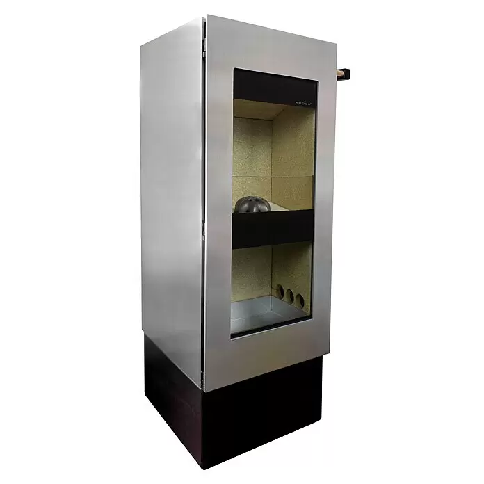 xeoos Kaminofen Patagonia X5 - 5 kW, Raumheizvermögen: 20 m³ - 70 m³, Farbe Verkleidung: Inox Edelstahl - Moderner, silberfarbener Holzofen mit Glastür, schwarzem Sockel und hellem Innenraum mit Ziergegenstand.