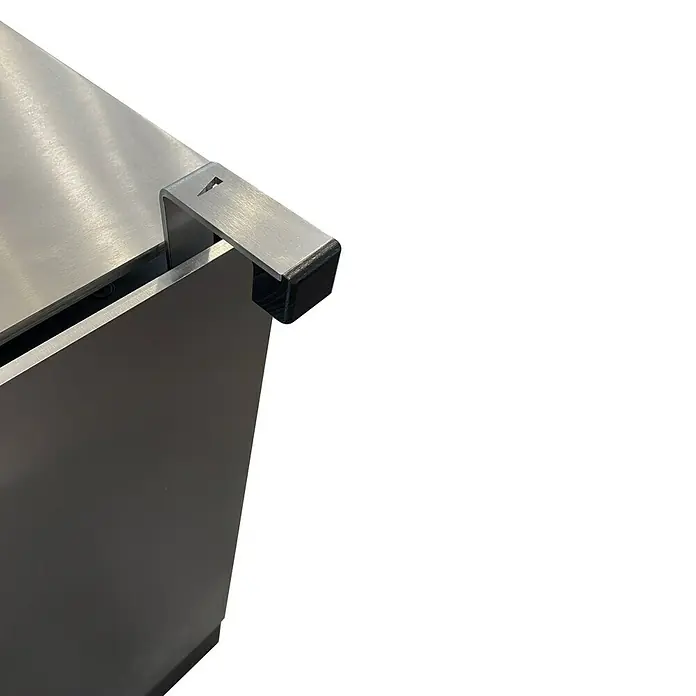 xeoos Kaminofen Patagonia X5 - 5 kW, Raumheizvermögen: 20 m³ - 70 m³, Farbe Verkleidung: Inox Edelstahl - Nahaufnahme eines silbernen Edelstahlmöbelstücks, das modernes Design und robuste Bauweise vereint. Ideal für stilvolle Interieurs.