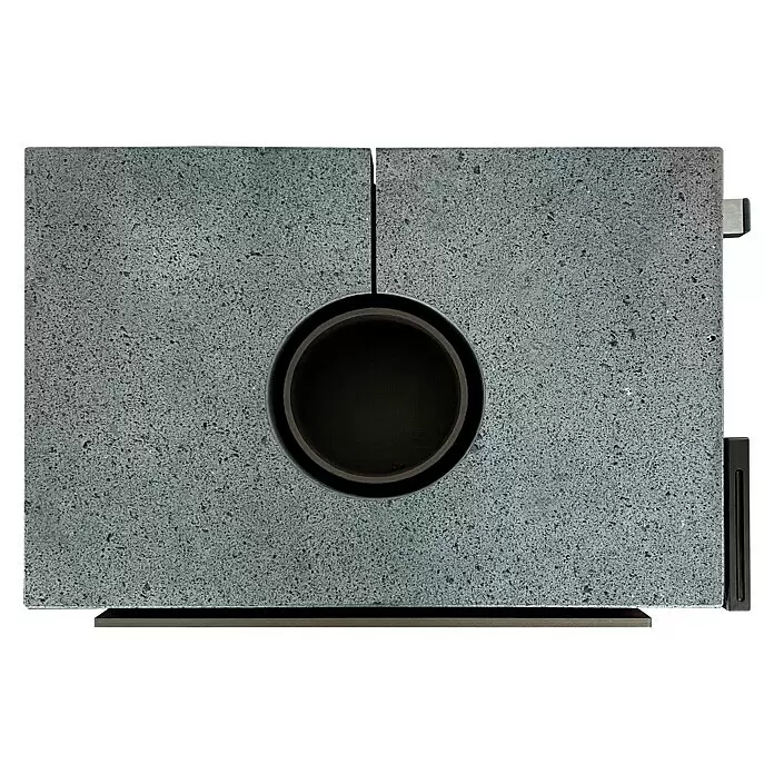 xeoos Kaminofen Patagonia X5 - 5 kW, Raumheizvermögen: 20 m³ - 70 m³, Farbe Verkleidung: Lava - Dunkelgraue poröse Steinplatte mit zentralem Rundbecken, vertikalem Spalt, schwarzen Seitendetails und dünnem Sockel.