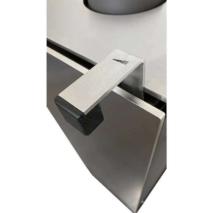 xeoos Kaminofen Patagonia X5 - 5 kW, Raumheizvermögen: 20 m³ - 70 m³, Farbe Verkleidung: Inox Edelstahl - Nahaufnahme eines modernen Möbelgriffs aus Metall und Holz, der ein elegantes Design und hochwertige Materialien zeigt.\n