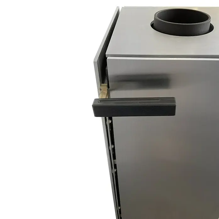 xeoos Kaminofen Patagonia X5 - 5 kW, Raumheizvermögen: 20 m³ - 70 m³, Farbe Verkleidung: Inox Edelstahl - Nahaufnahme eines modernen, metallenen Pellet-Lagerbehälters, der Funktionalität und modernes Design für die Pelletlagerung vereint.