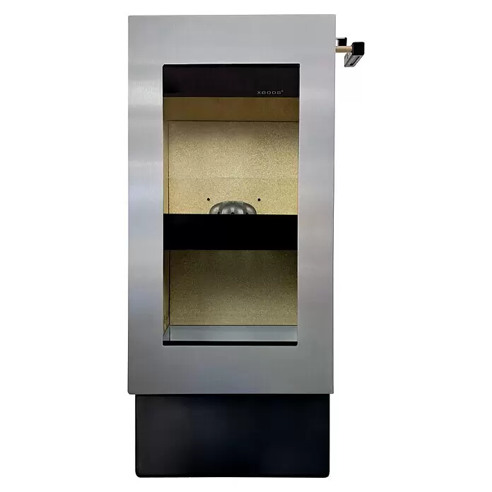 xeoos Kaminofen Patagonia X8 - 8 kW, Raumheizvermögen: 40 m³ - 100 m³, Material Verkleidung: Stahl, Edelstahl - Moderner xeeos Kamineinsatz mit gebürstetem Metallrahmen, schwarzem Sockel, Schamotte-Innenraum und Holzgriff rechts.