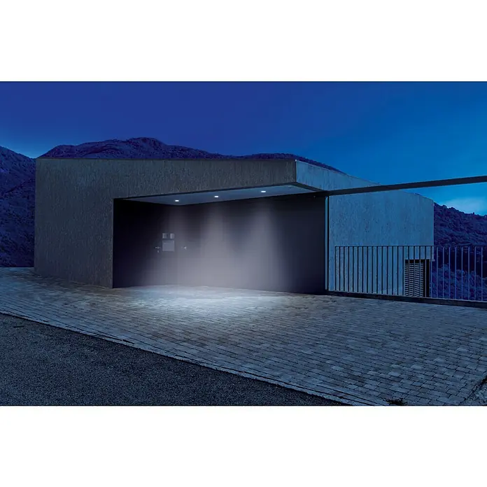 Steinel Bewegungsmelder IS 360-1 DE schwarz - Reichweite Sensor: 4 m, Schwarz, Erfassungswinkel Sensor: 360 ° - Außenbeleuchtung mit Spots in einer modernen Einfahrt, die einladendes Licht spenden und die Architektur hervorheben.