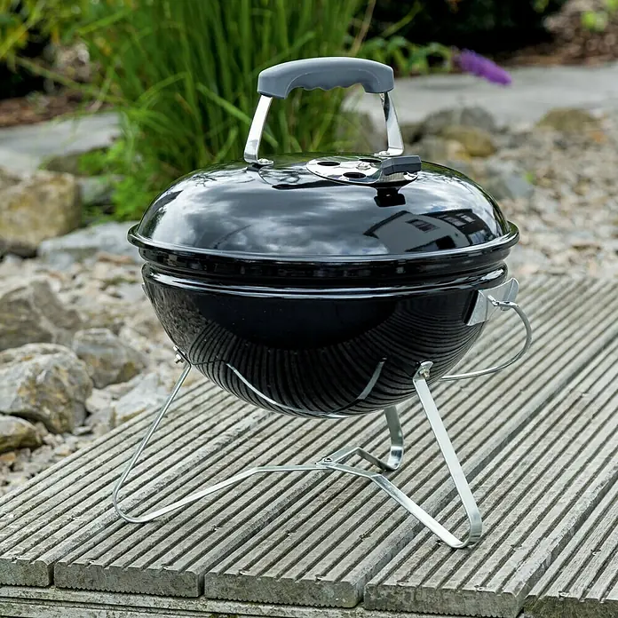 Kingstone Kugelgrill Cutie Pie - Durchmesser Grillfläche: 37 cm, Schwarz - Kompakter, schwarzer Kugelgrill mit silbernen Beinen und Griff auf einer Holzterrasse, ideal für den Garten oder den Balkon.