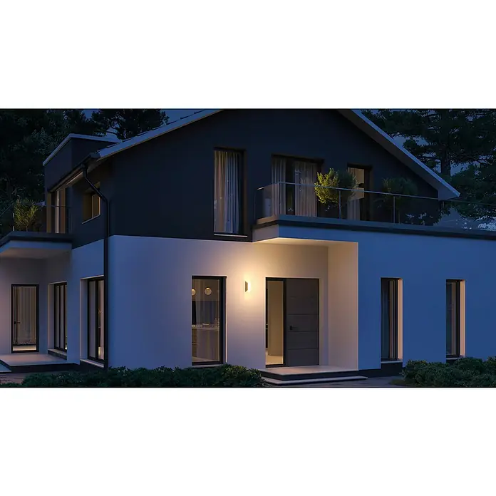 Steinel Außenwandleuchte L 30 - 15 W, 10,8 x 12,2 x 26,1 cm, Anthrazit, IP44, Ohne Bewegungssensor - Das Bild zeigt eine moderne Hausfassade mit einem beleuchteten Eingangsbereich und stilvollen Fenstern bei Nacht.
