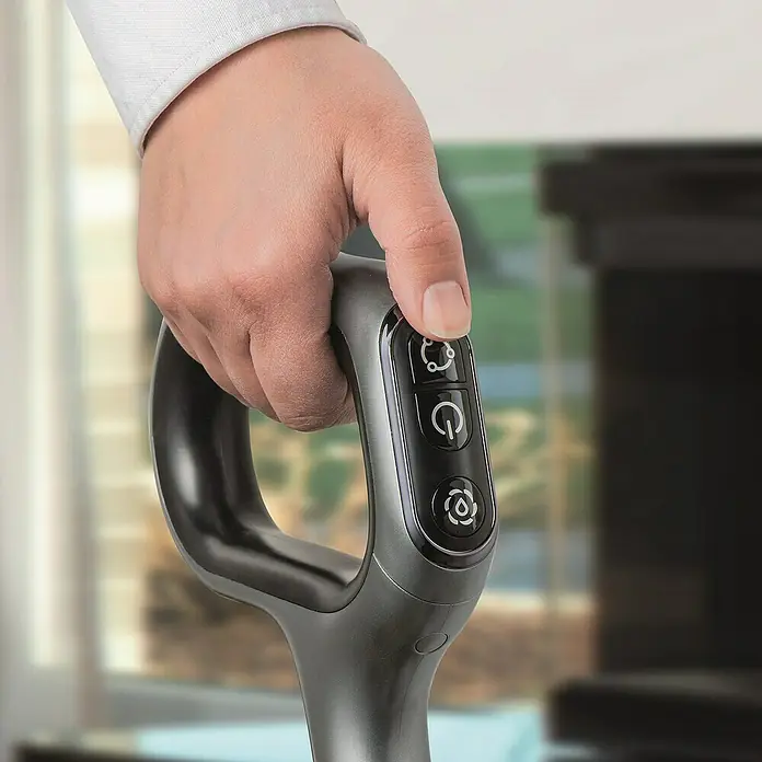 Thomas Akku-Hartbodenreiniger Aqua Floor Cleaner Cordless - 21,6 V - Eine Hand bedient die Steuerung eines Staubsaugers mit drei Knöpfen. Die Bedienelemente ermöglichen die Einstellung der Saugkraft.