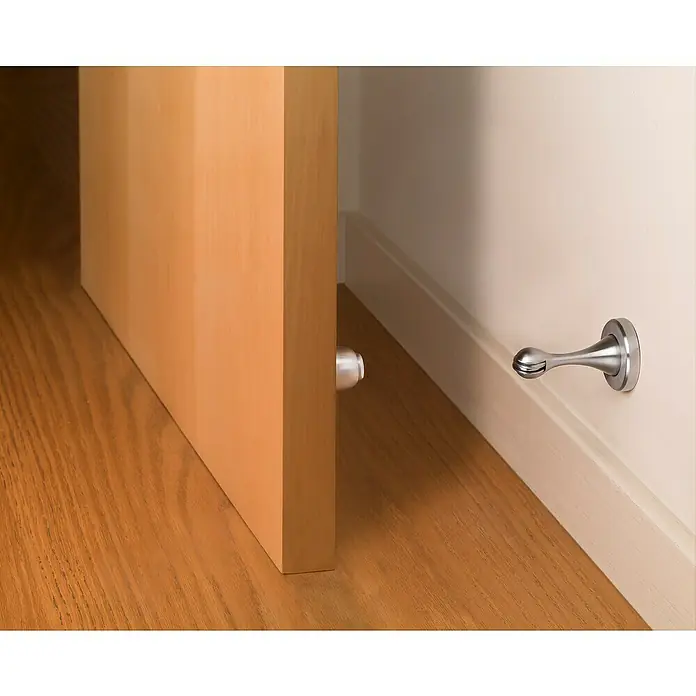 Inofix Tope de puerta 3167 - L x An x Al: 99 x 48 x 48 mm, Plata, Acero inoxidable, Magnético - Primer plano de un tope de puerta, que mantiene la puerta abierta y protege la pared de daños.