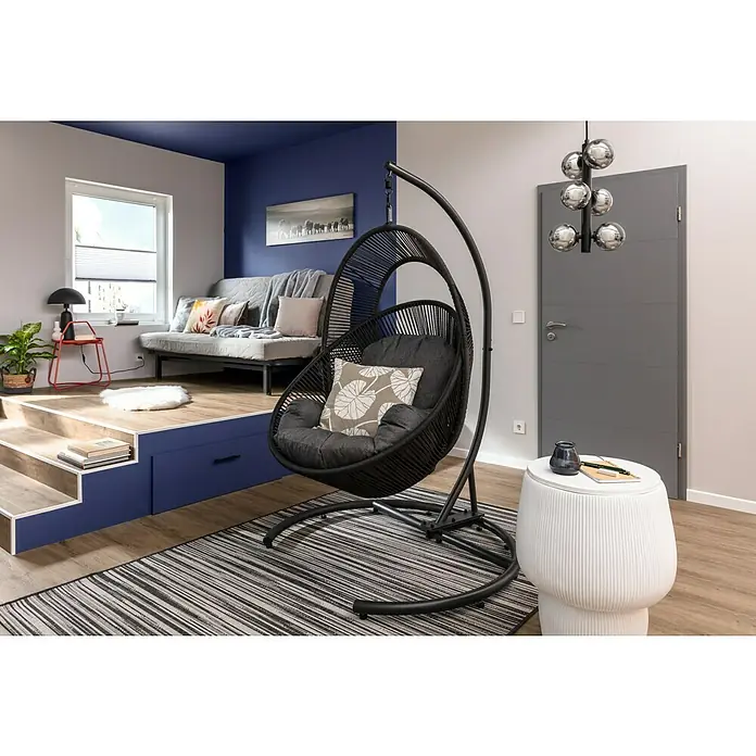 Eglo Tischleuchte ARANZOLA - 40 W, Schwarz/Weiß, E27 - Elegantes Interieur mit einem schwarzen Hängekorb-Sessel, der zum Entspannen einlädt. Perfekt für gemütliche Stunden im stilvollen Ambiente.