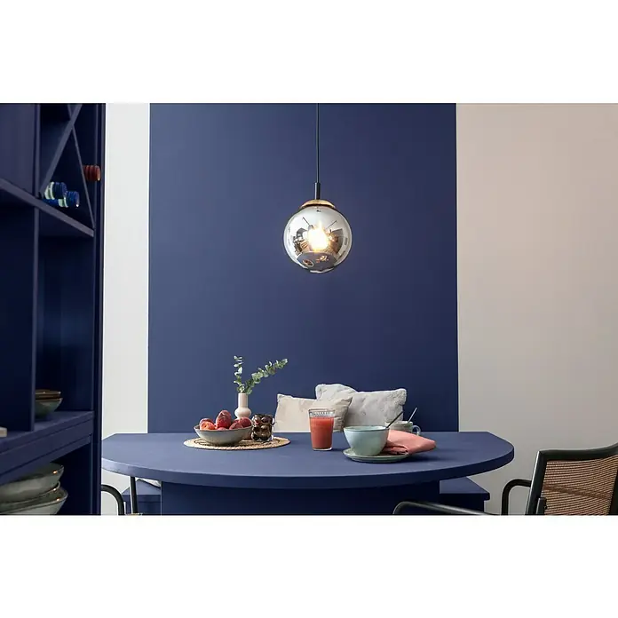 Tisch-Set Mandala - Durchmesser: 38 cm, Natur/Schwarz - Stimmungsvolles Esszimmer mit einer modernen, runden Pendelleuchte mit Metalleffekt über einem blauen Tisch.